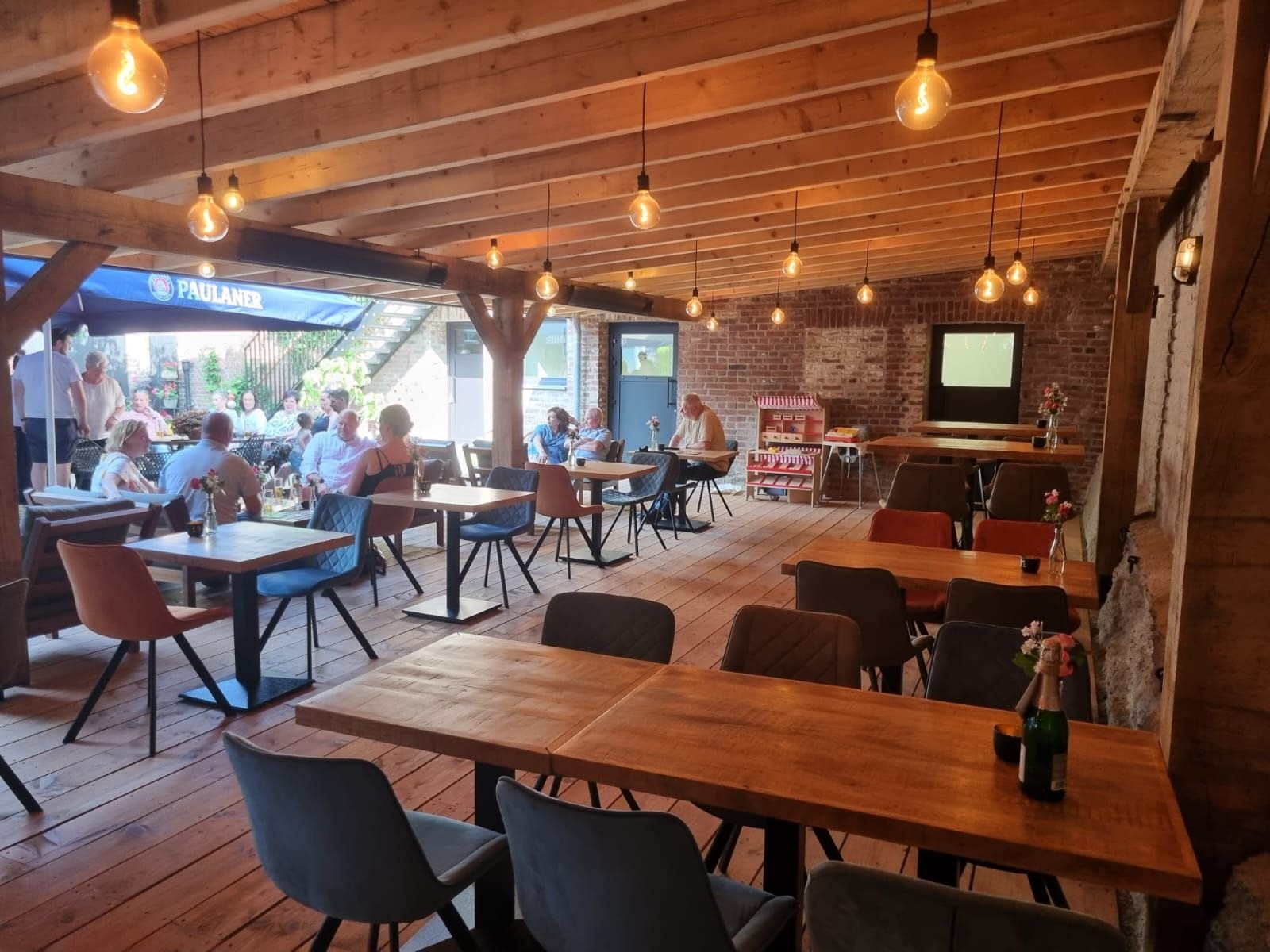 Tafels en stoelen in het café van Bonvert