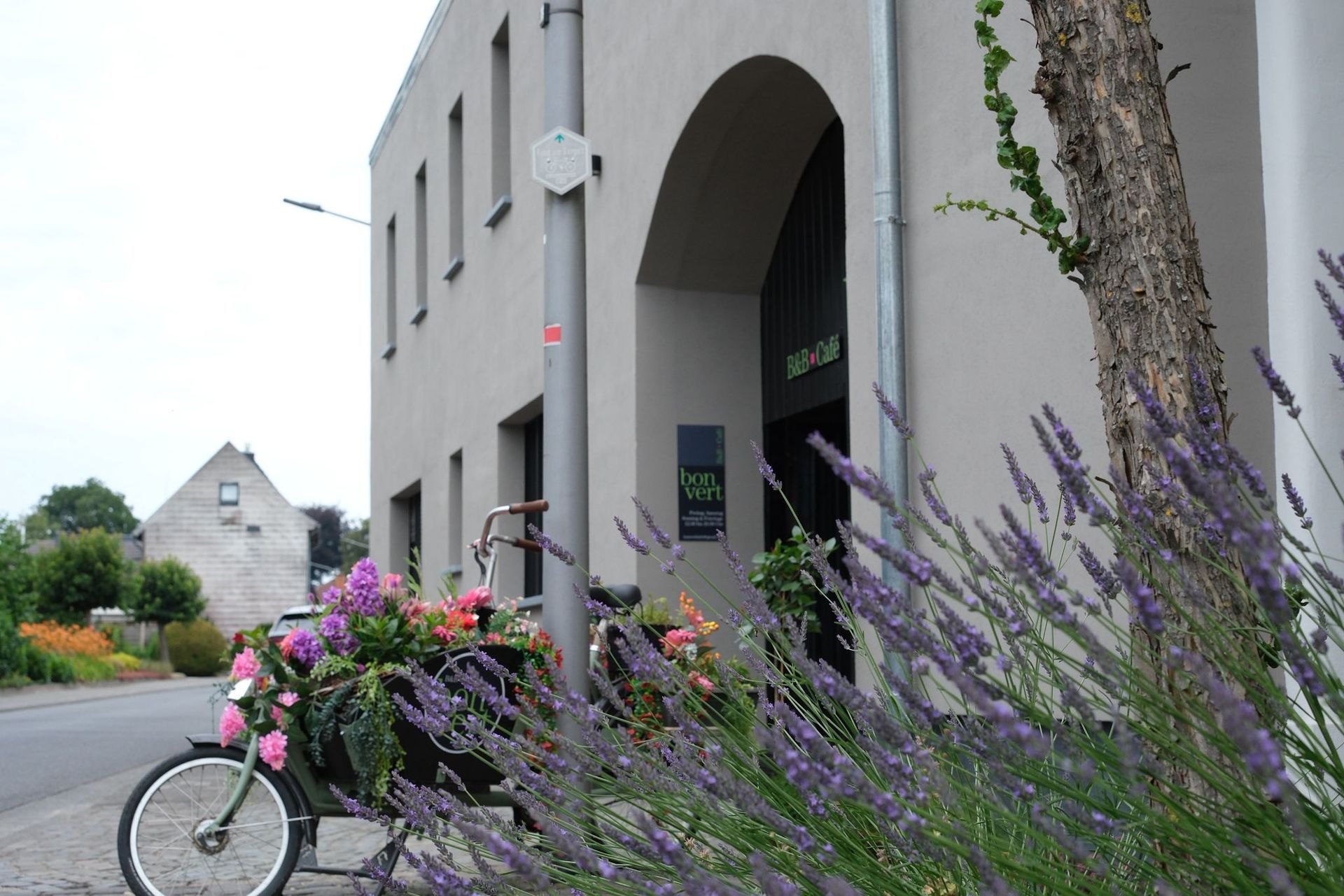 Gevel van Bonvert met bloeiende planten